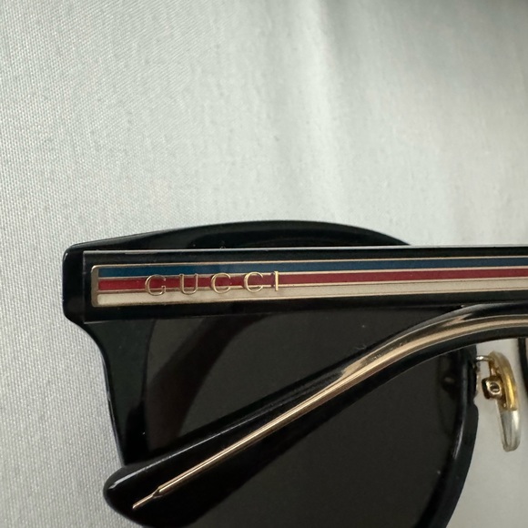 Black, round Gucci Sunglasses with red, white and blue stripes, Style GG0850s main image 4